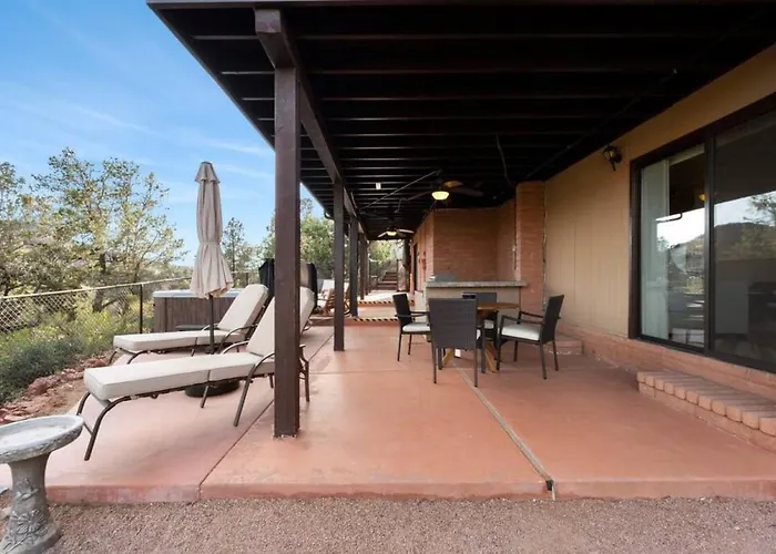 Uptown Walk Out Basement With Ultimate Views And Hot Tub Holiday home