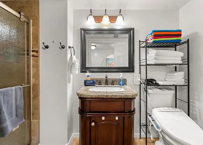 Uptown Walk Out Basement With Ultimate Views And Hot Tub Holiday home
